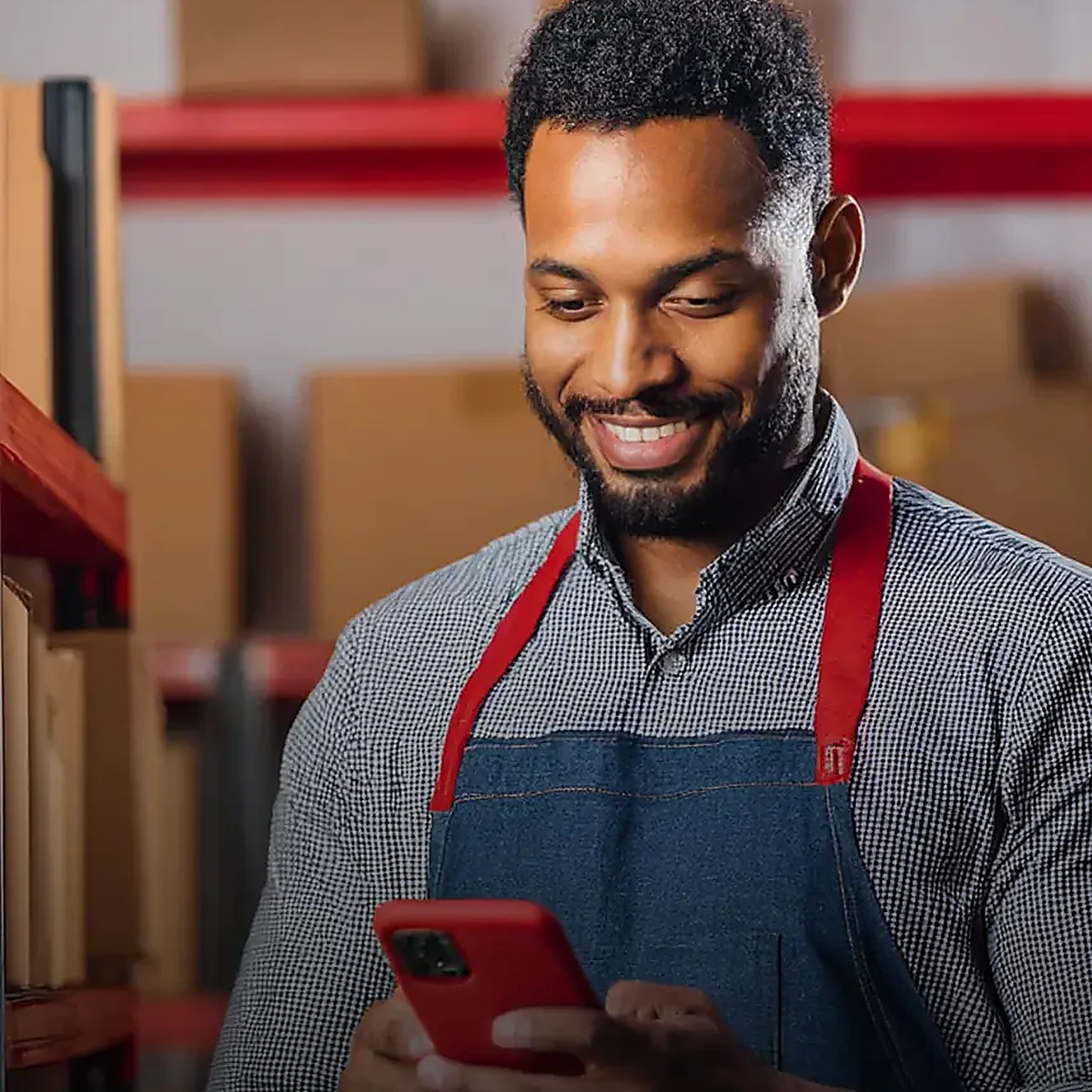 Empreendedor utilizando celular no trabalho